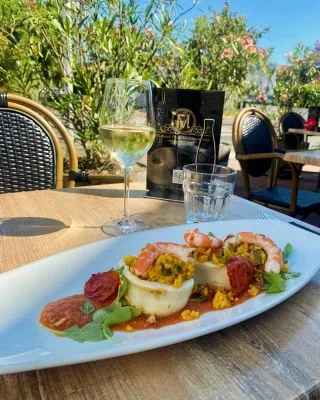 Venez découvrir notre suggestion du moment : Encornets farcis façon paëlla 🤩🥵 et profiter de notre terrasse ! 🥂☀️🌴