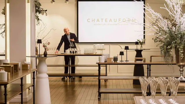 Où organiser un cocktail dînatoire pour 100 personnes à Paris ?