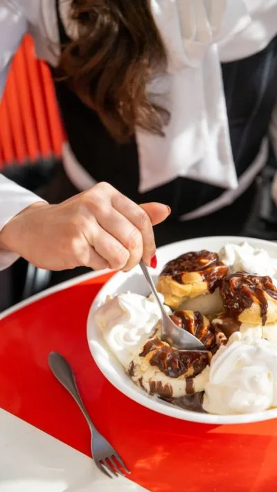 Que ce soit entre amis, en famille ou à deux, la convivialité est toujours au rendez-vous chez mammamia_saleya 🍽️Venez vivre des instants chaleureux, rythmés par les saveurs de l’Italie 🇮🇹
🍽 Sans réservation
🕞 Service en continu de 8h à 21h, 7/7j
📍 3 place Charles Félix, 06300 Nice
mammamia dipiu babbomio villadeste screstaurants restaurant nice frenchriviera lunch dinner cotedazur pasta food vieuxnice saleya italia vino wine spritz